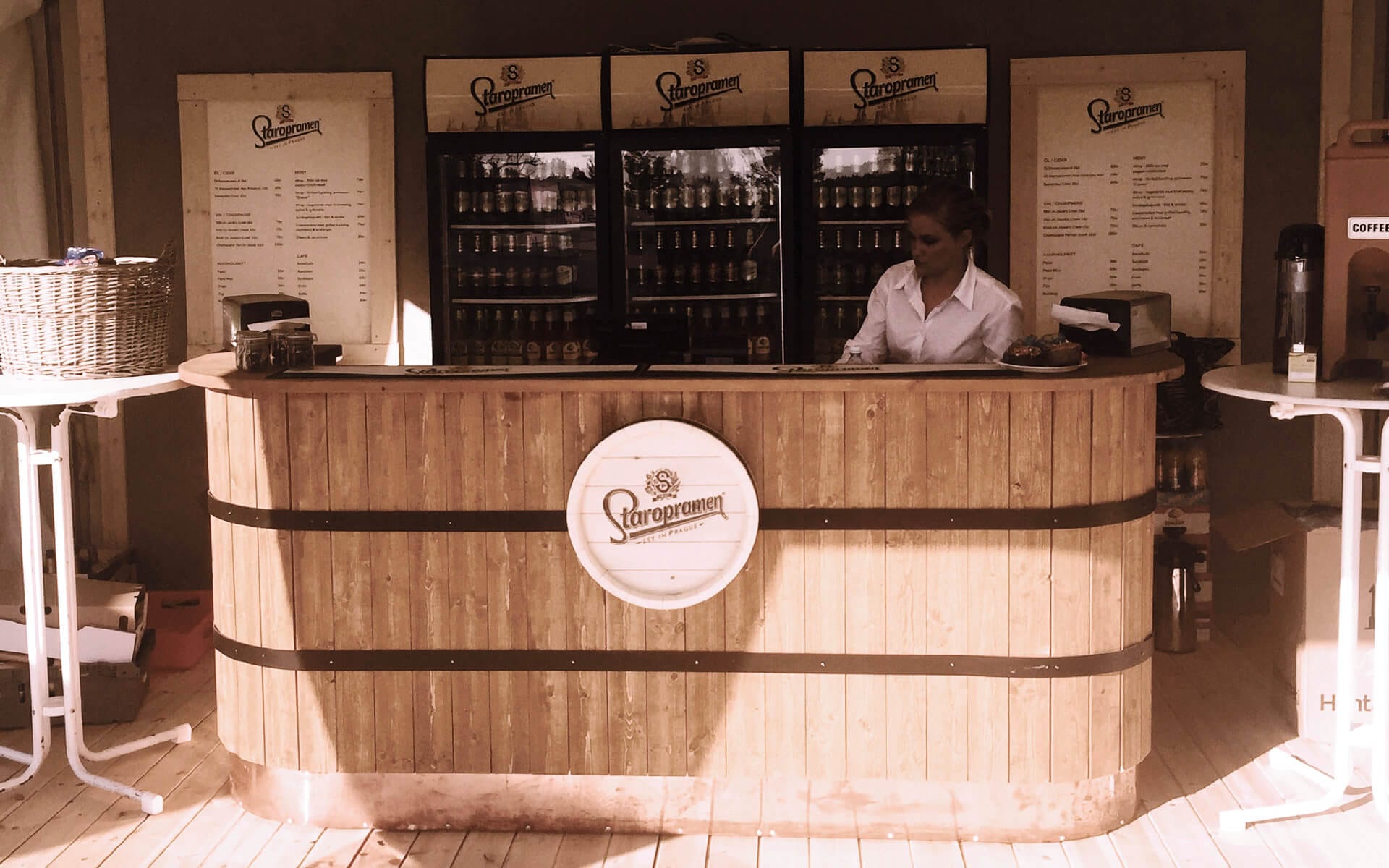 Specialbyggd bardisk för Staropramen på Nordea Masters vid Bro Hof – inredning som fungerar lika bra i sol som i regn.