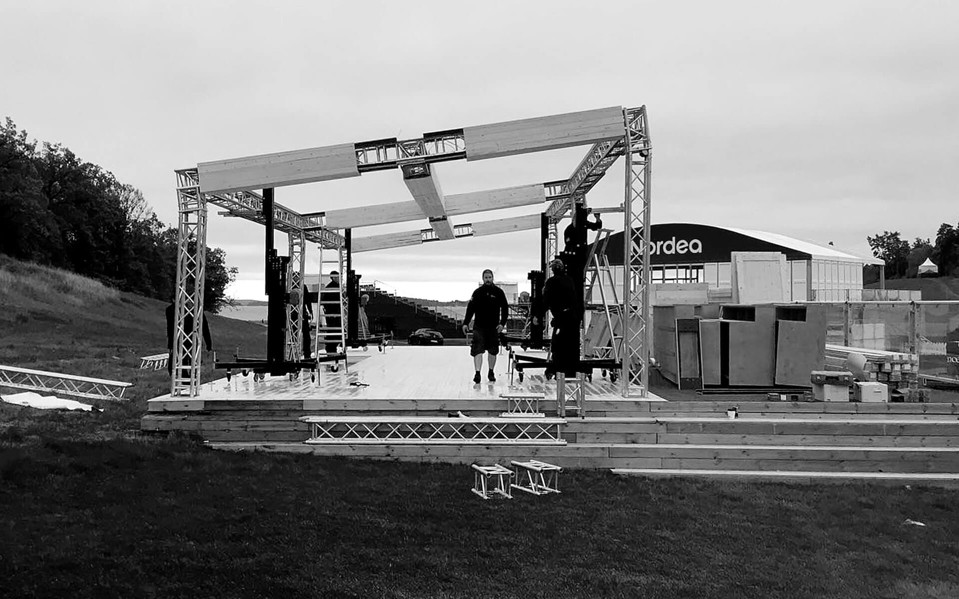 Byggnation av trossbox som sedan kläddes in, Staropramen popup bar Nordea Masters Bro Hof