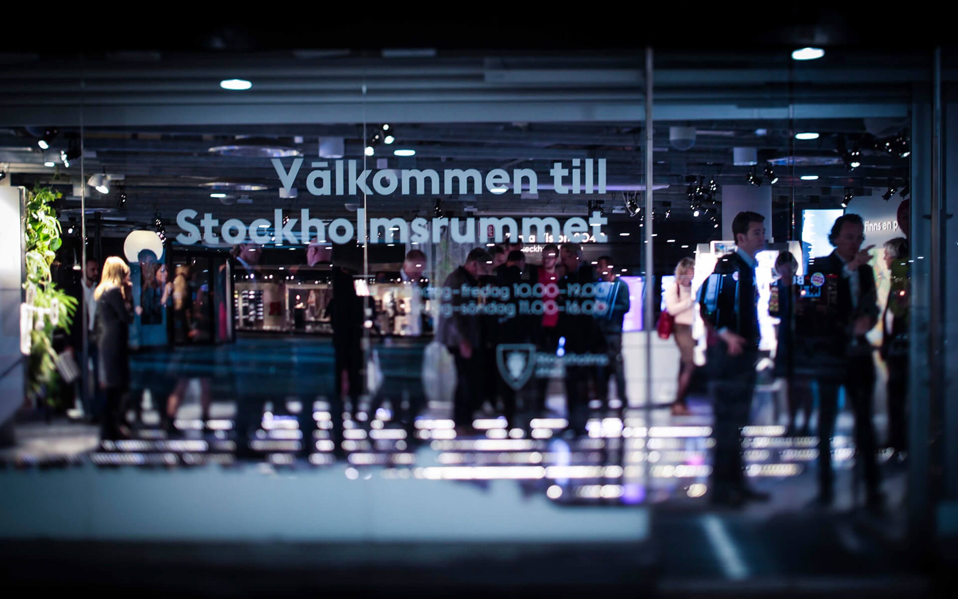 Stockholmsrummet utifrån med besökare och 3D-modell synlig bakom glas, Kulturhuset Stockholm