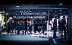 Stockholmsrummet utifrån med besökare och 3D-modell synlig bakom glas, Kulturhuset Stockholm