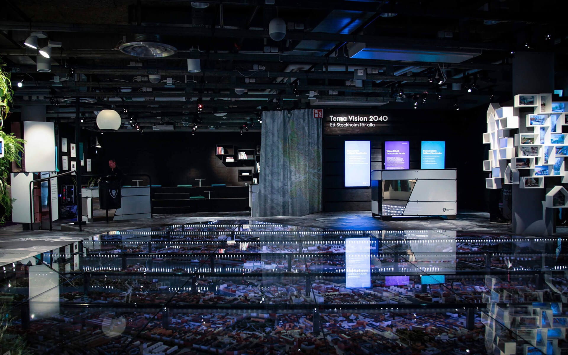 Glasgolv med inbyggd LED-belysning över nedsänkt 3D-modell av Stockholm, Kulturhuset