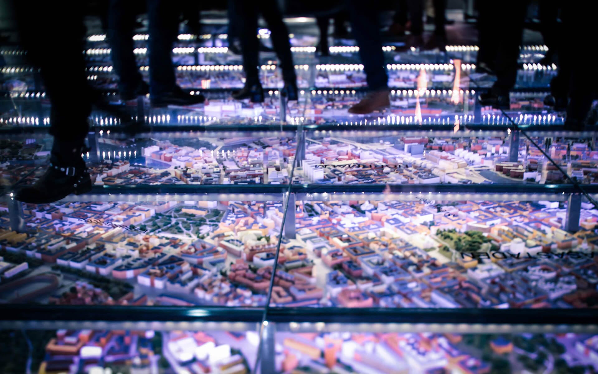 Närbild på 3D-modellen över Stockholm under glasgolvet, Stockholmsrummet Kulturhuset