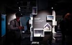 Besökare testar VR-utställning i Stockholmsrummet, Kulturhuset Stockholm