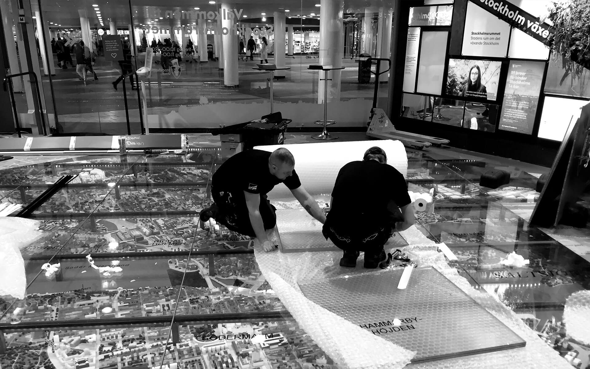 Tekniker installerar glasgolvet i Stockholmsrummet, Kulturhuset Stockholm