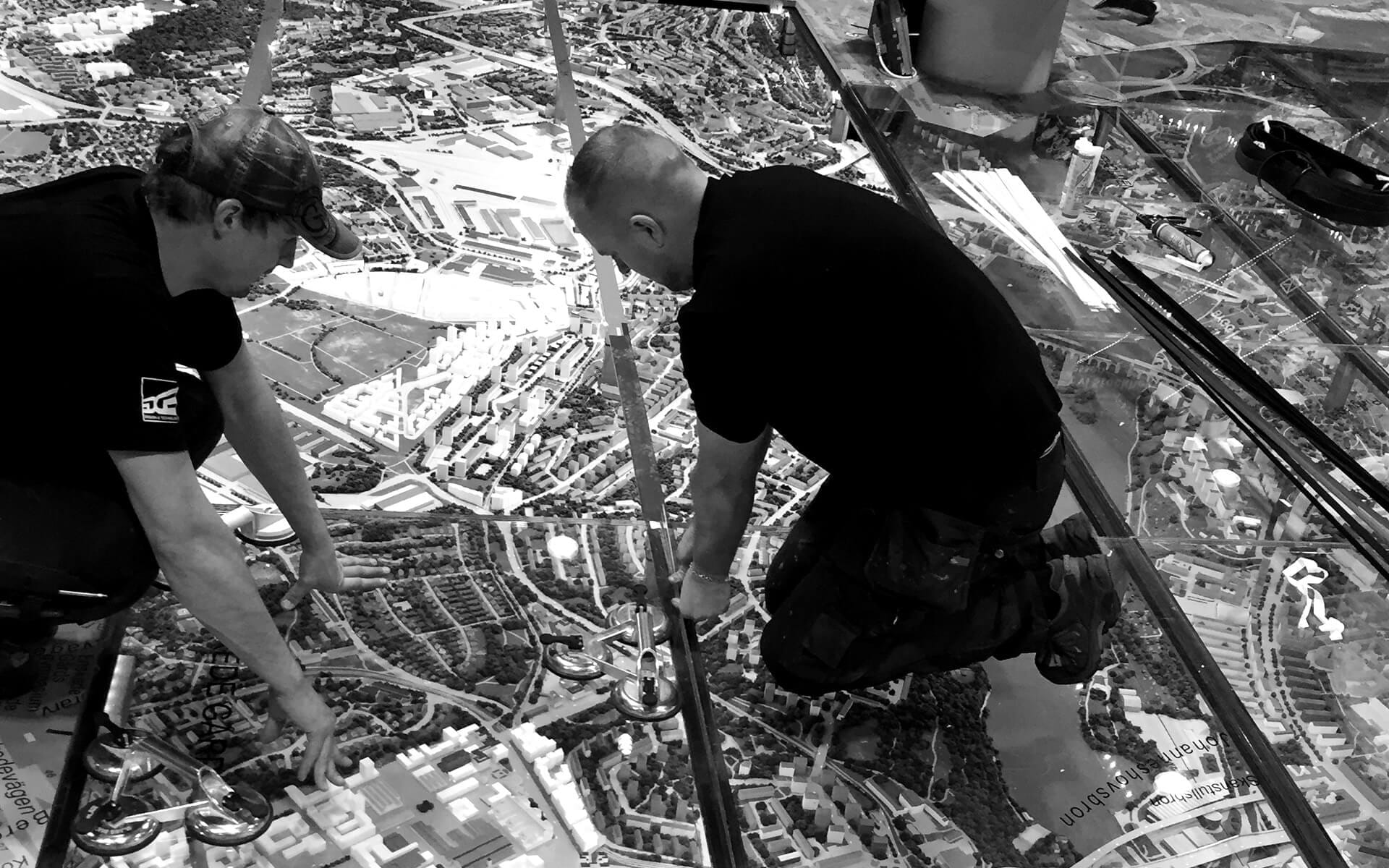 Glasgolv monteras i Stockholmsrummet på Kulturhuset – en komplex permanent installation som kräver millimeterprecision.