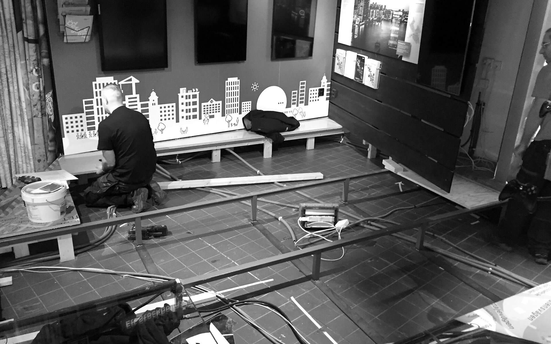 Inredningselement monteras i Stockholmsrummet på Kulturhuset – EDGE:s snickeri levererar permanenta installationer av hög kvalitet.