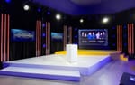 Scen med Edgetron-armaturer och högblank vit matta, Stora Journalistpriset 2022 Bonniers Konsthall