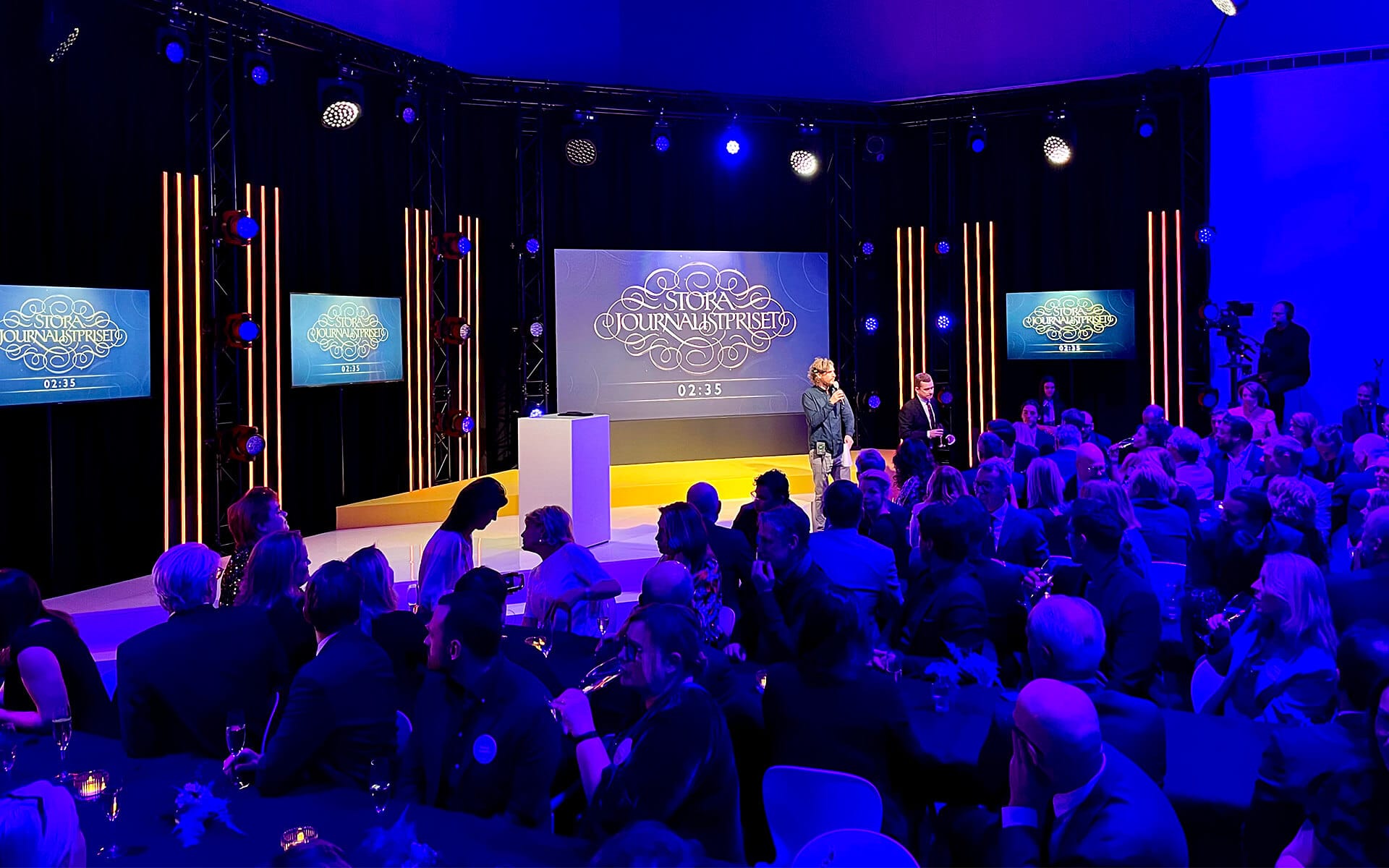Vinnare på scen med Edgetron-scenografi, Stora Journalistpriset 2022 Bonniers Konsthall