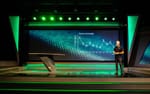Erik Orrbo presenterar på presentationsytan med RGB-belysning, Studio Ett Strawberry Fields