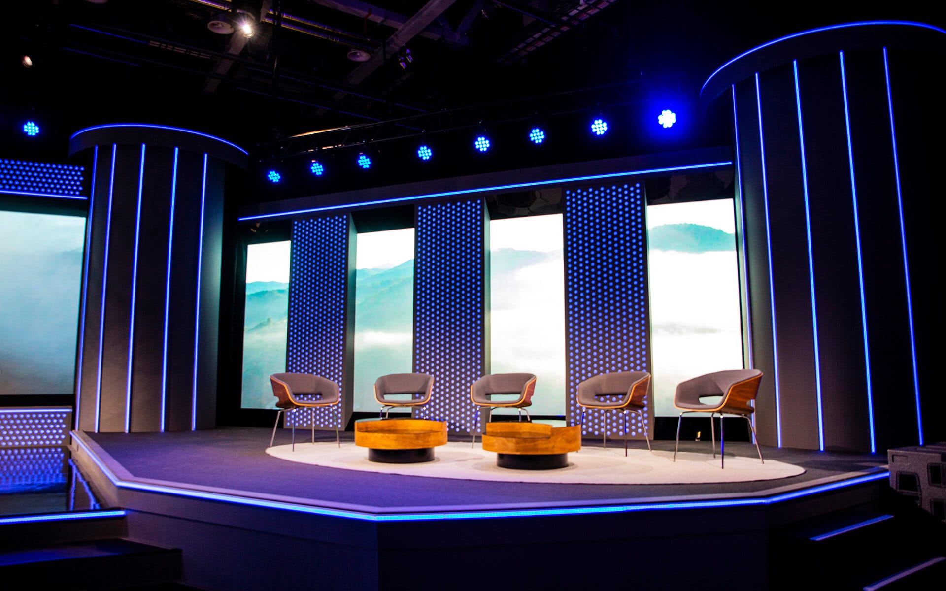 Digital set design with LED strips in new Studio Ett, Strawberry Fields autumn 2021