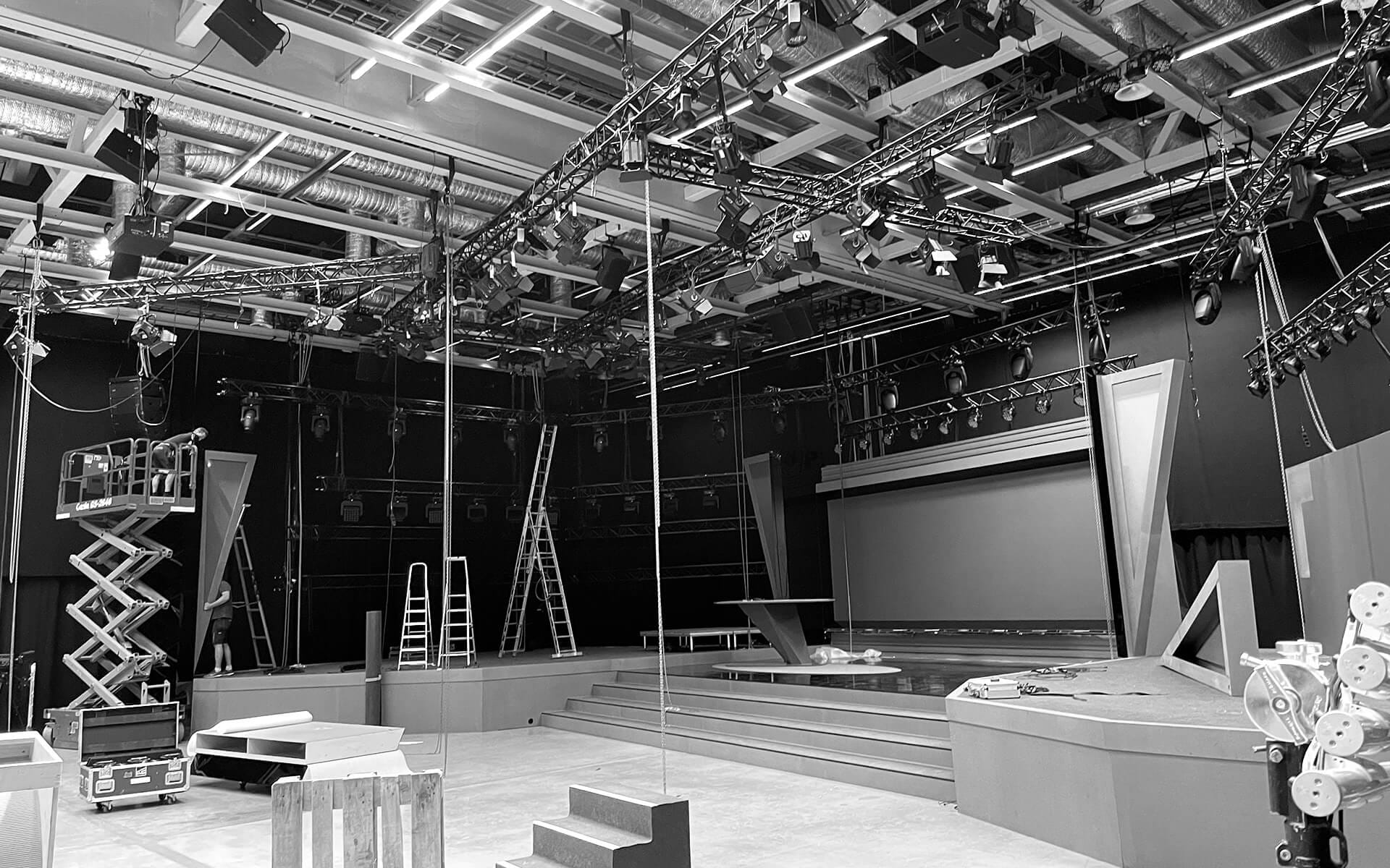 Ceiling rigging during build of Studio Ett, Strawberry Fields Quality Hotel™ Strawberry Arena spring 2020