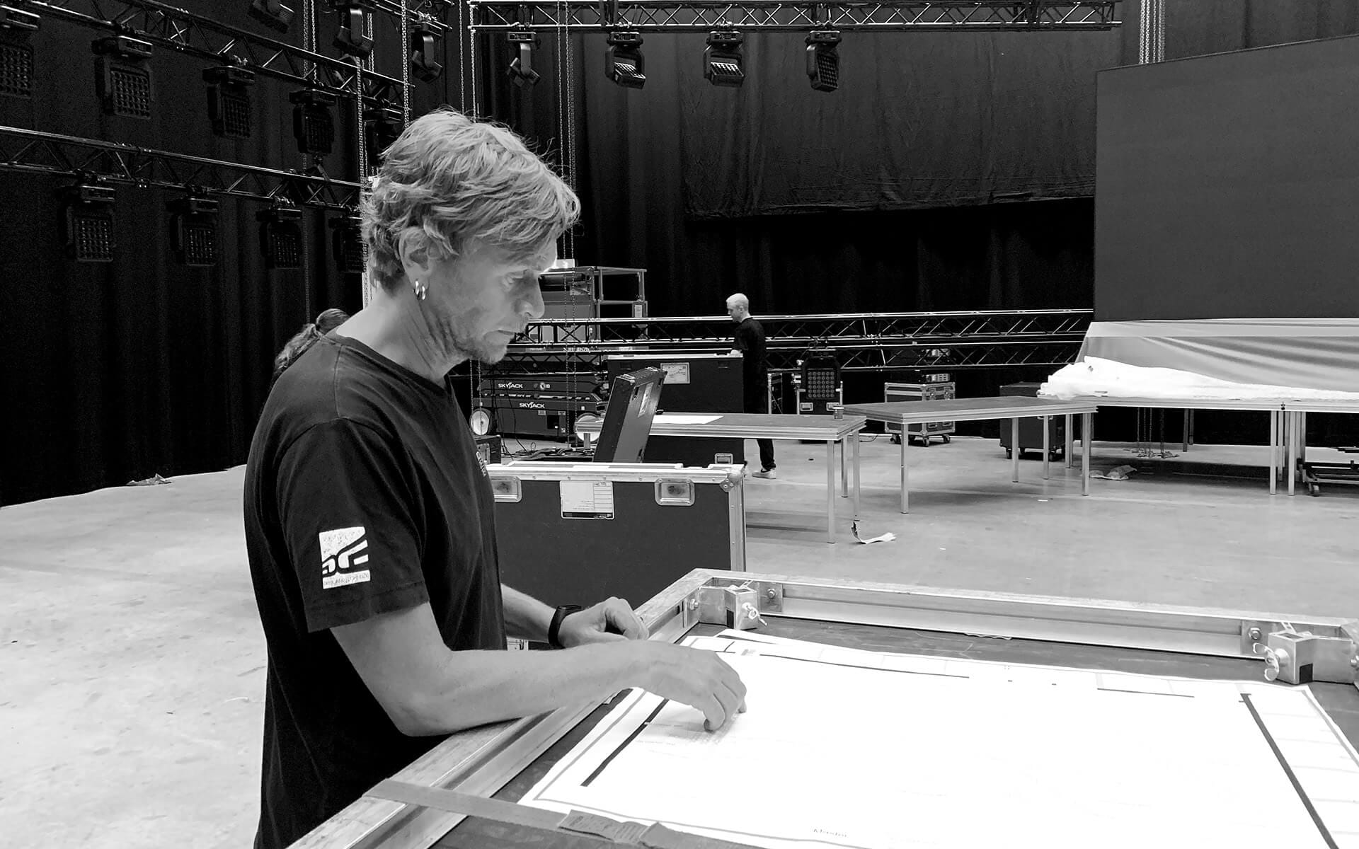 Kai Adolfsson, chef för EDGE:s ljudavdelning, riggar inför produktion i Studio Ett.