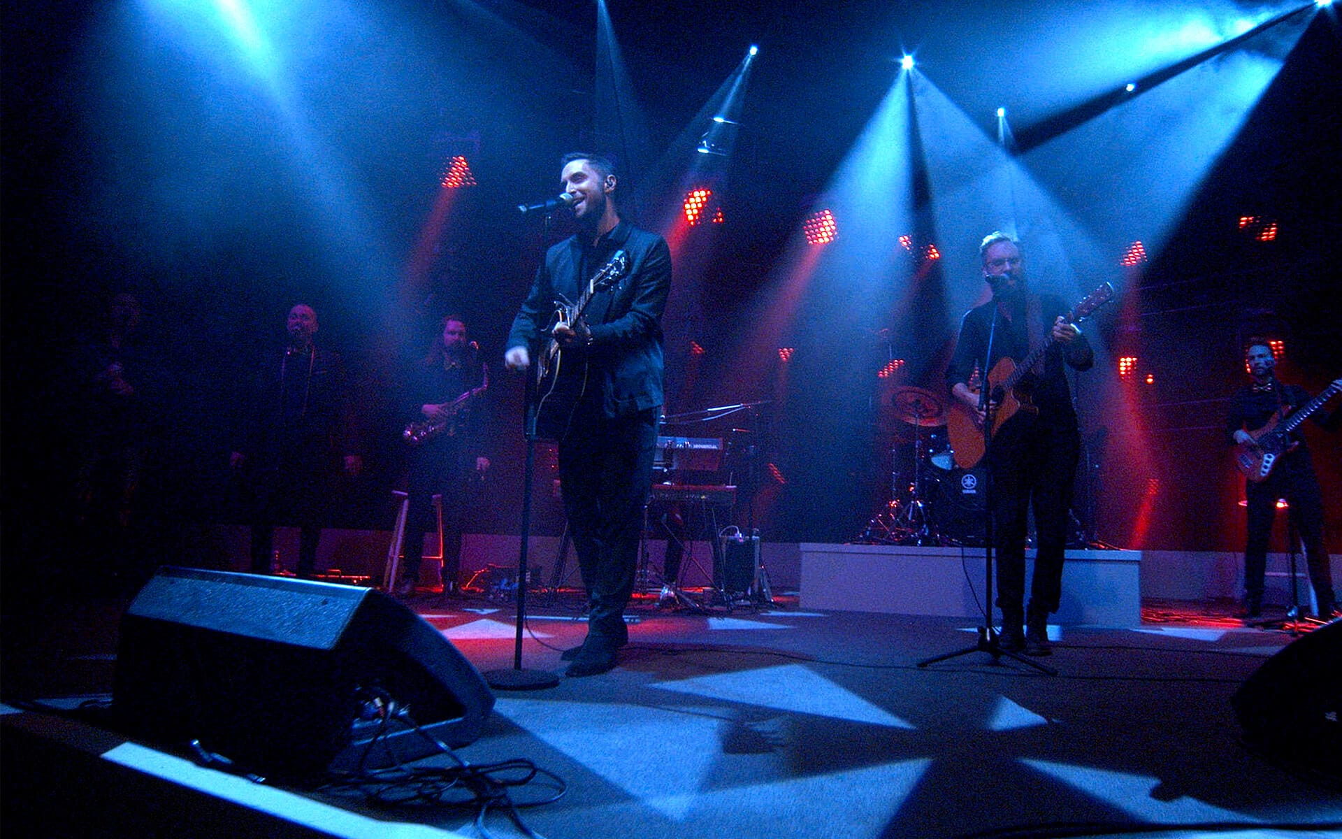 Måns Zelmerlöw live på Svensk Fastighetsförmedlings digitala event i Studio Ett – EDGE levererar scenljud och live band-utrustning.