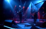 Måns Zelmerlöw på livebandscenen under digital konsert, Svensk Fastighetsförmedling Studio Ett