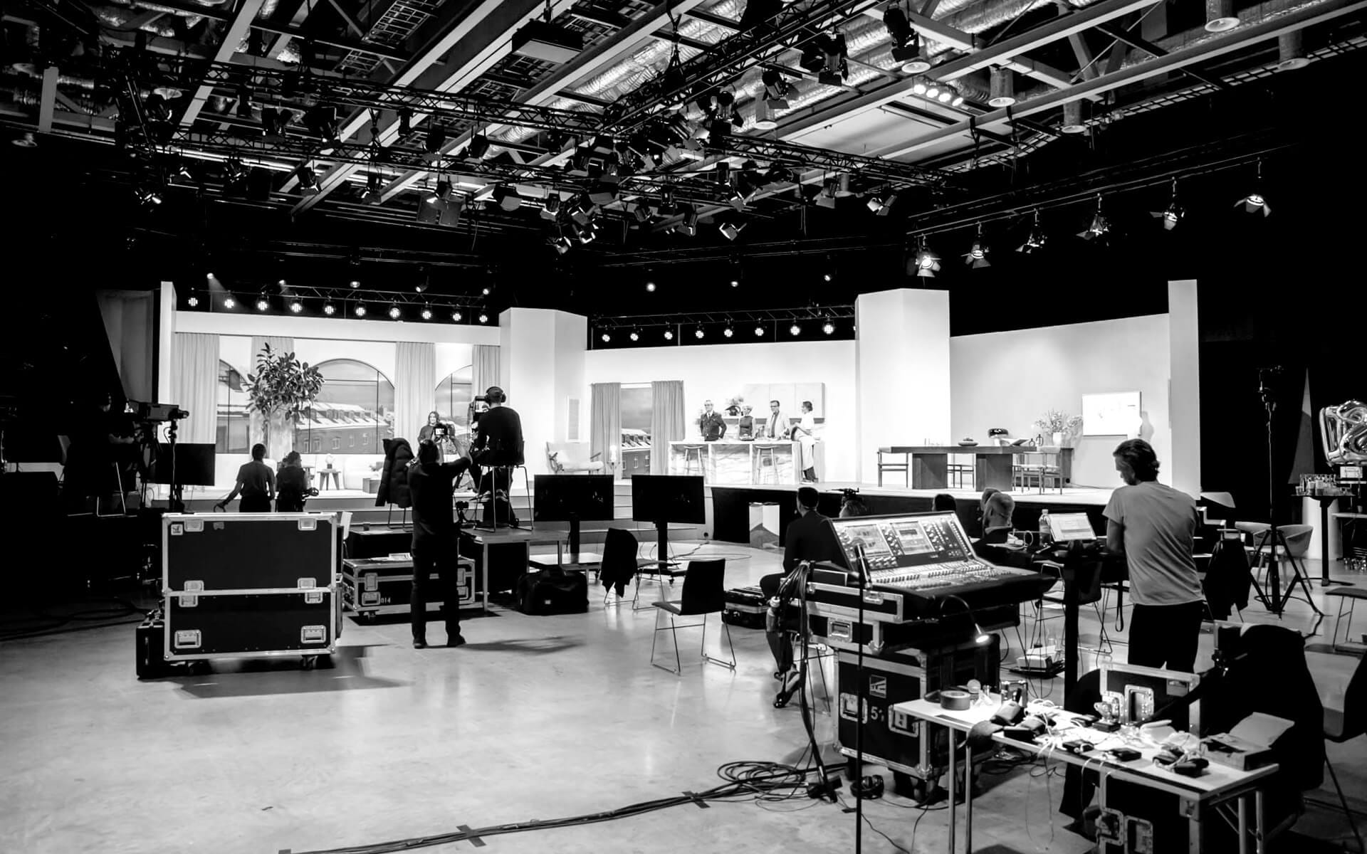 Behind the scenes in Studio Ett during Svensk Fastighetsförmedling digital kickoff recording