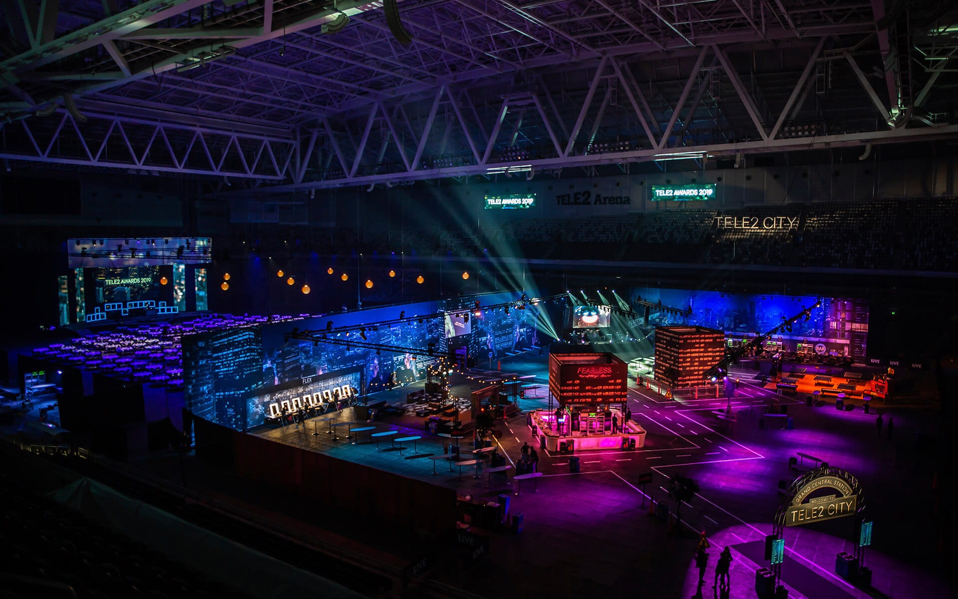 Översikt över 3Arena med scen och Tele2-City mingelområde, Tele2 Awards 2019