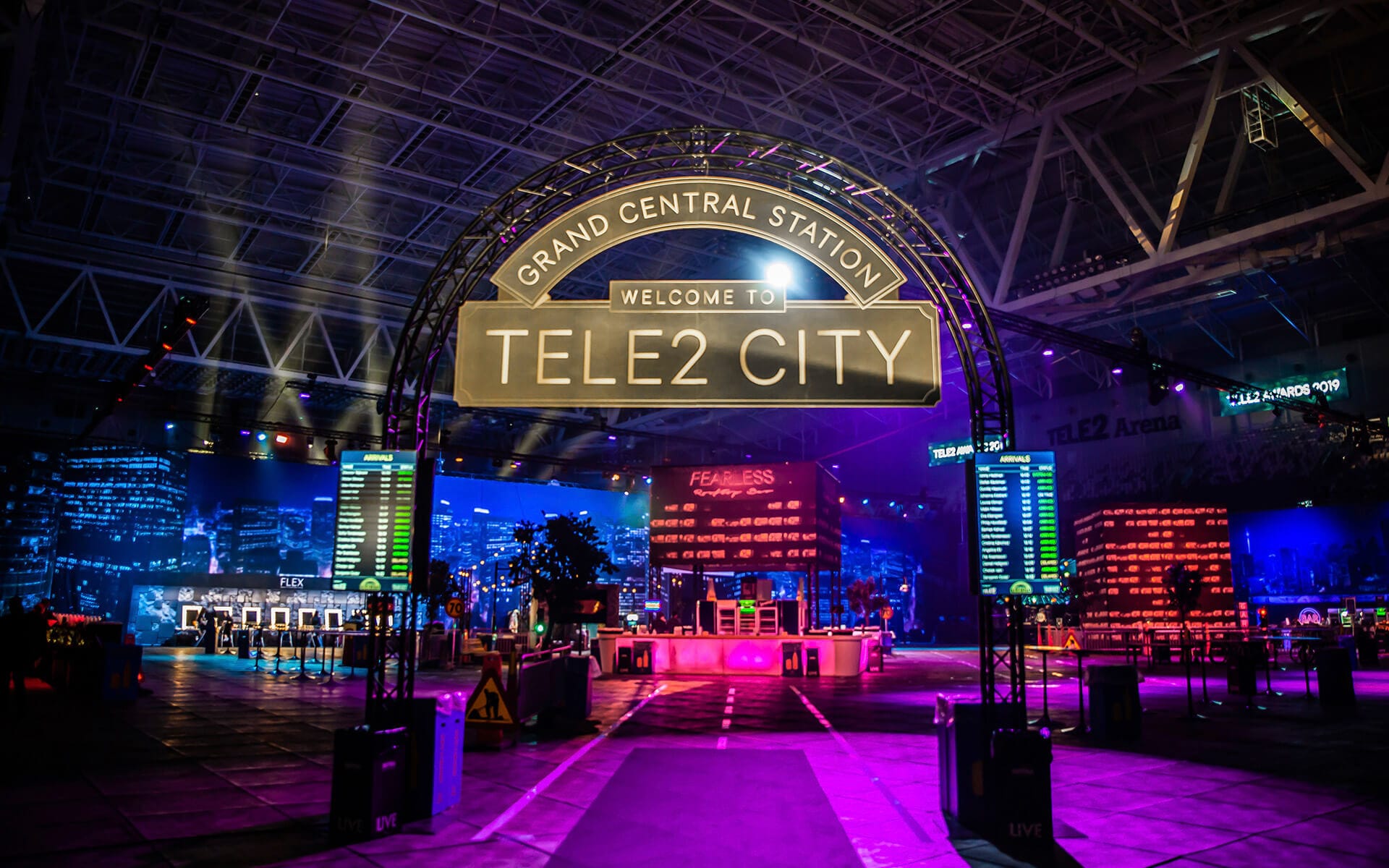 Entréportal till mingelytan som täckte halva arenagolvet på Tele2 Awards 2019 – EDGE designade och byggde hela mingelmiljön på arenapisten.