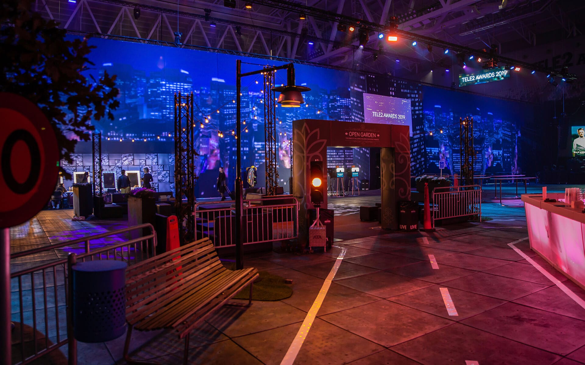 Tele2-City stadsmiljö med tross-höghus och printade vepor, Tele2 Awards 2019 3Arena