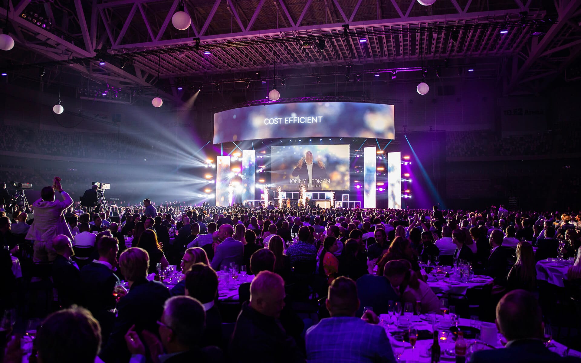 Fullskalig scenproduktion med bred LED-vägg och komplett ljusrigg för Tele2 Awards 2019 i 3Arena – ljud, ljus, bild och scen levererat av EDGE.