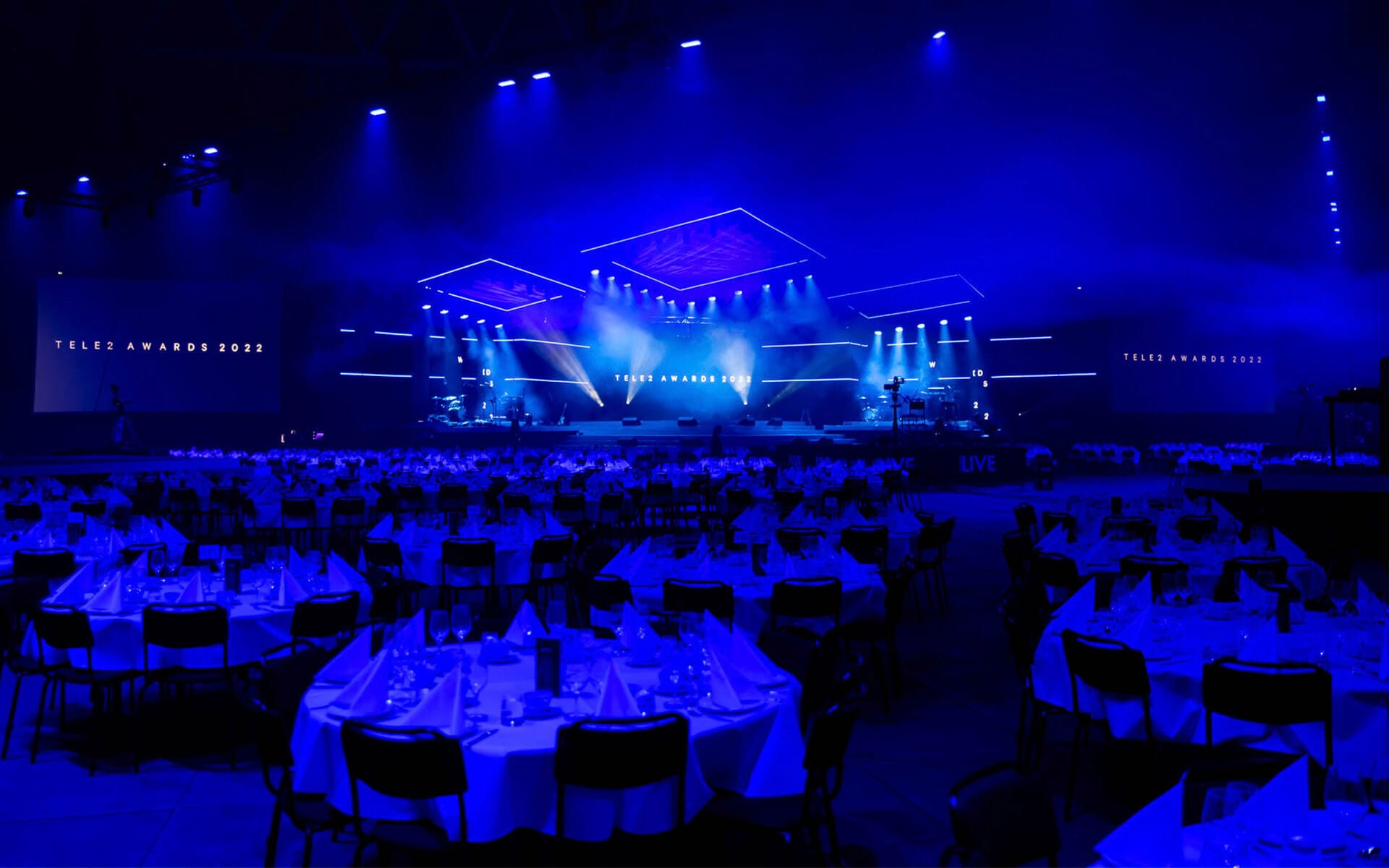 Tele2 Awards 2022 i 3Arena – scen med Sceptron-armaturer och rörlig ljusrigg producerad av EDGE:s ljusavdelning.