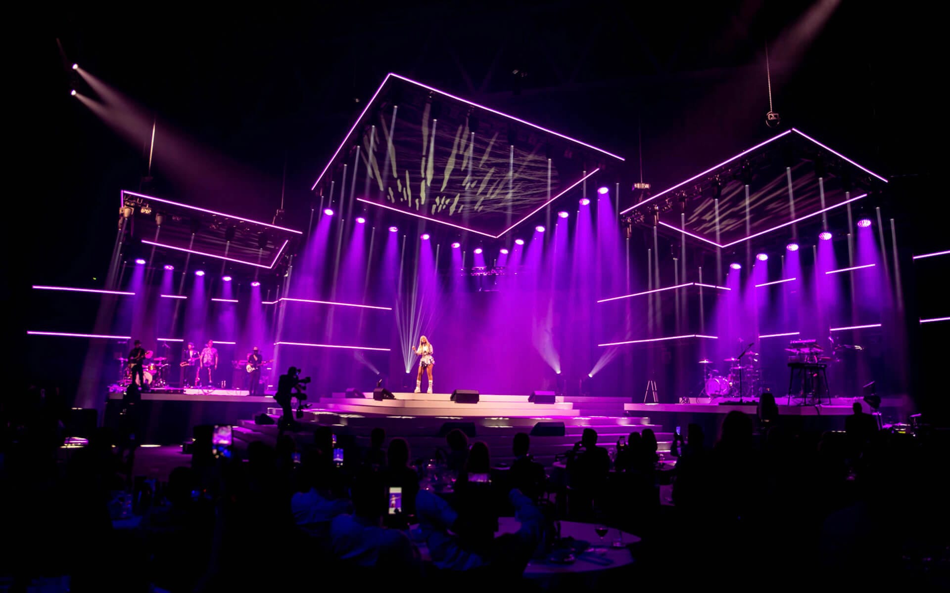 Klara Hammarström på scenen vid Tele2 Awards 2022 i 3Arena – EDGE levererade komplett scenljud och live band-teknik för underhållningsdelen.