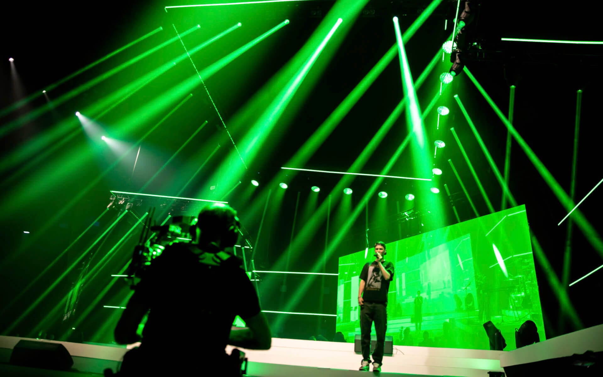 Viktor Leksell på scen vid Tele2 Awards 2022 i 3Arena – EDGE:s ljudavdelning levererade komplett PA-system och artistteknik.