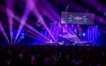 Moderatorer Linnea Henriksson och Kodjo Akolor på scen, Tele2 Awards 2023 3Arena