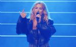 Molly Sandén på scenen under Tele2 Awards 2024