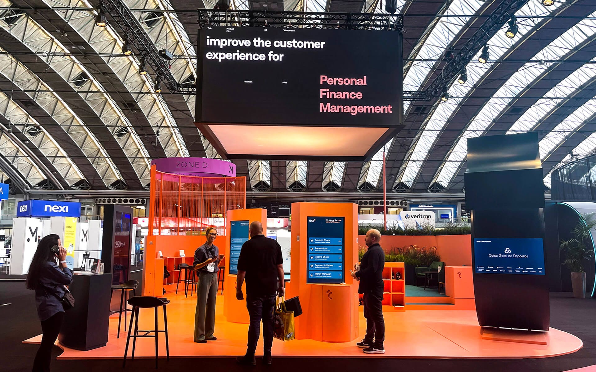 Tink mässmonter med LED-jumbotron ovanför, Money 20/20 RAI Amsterdam