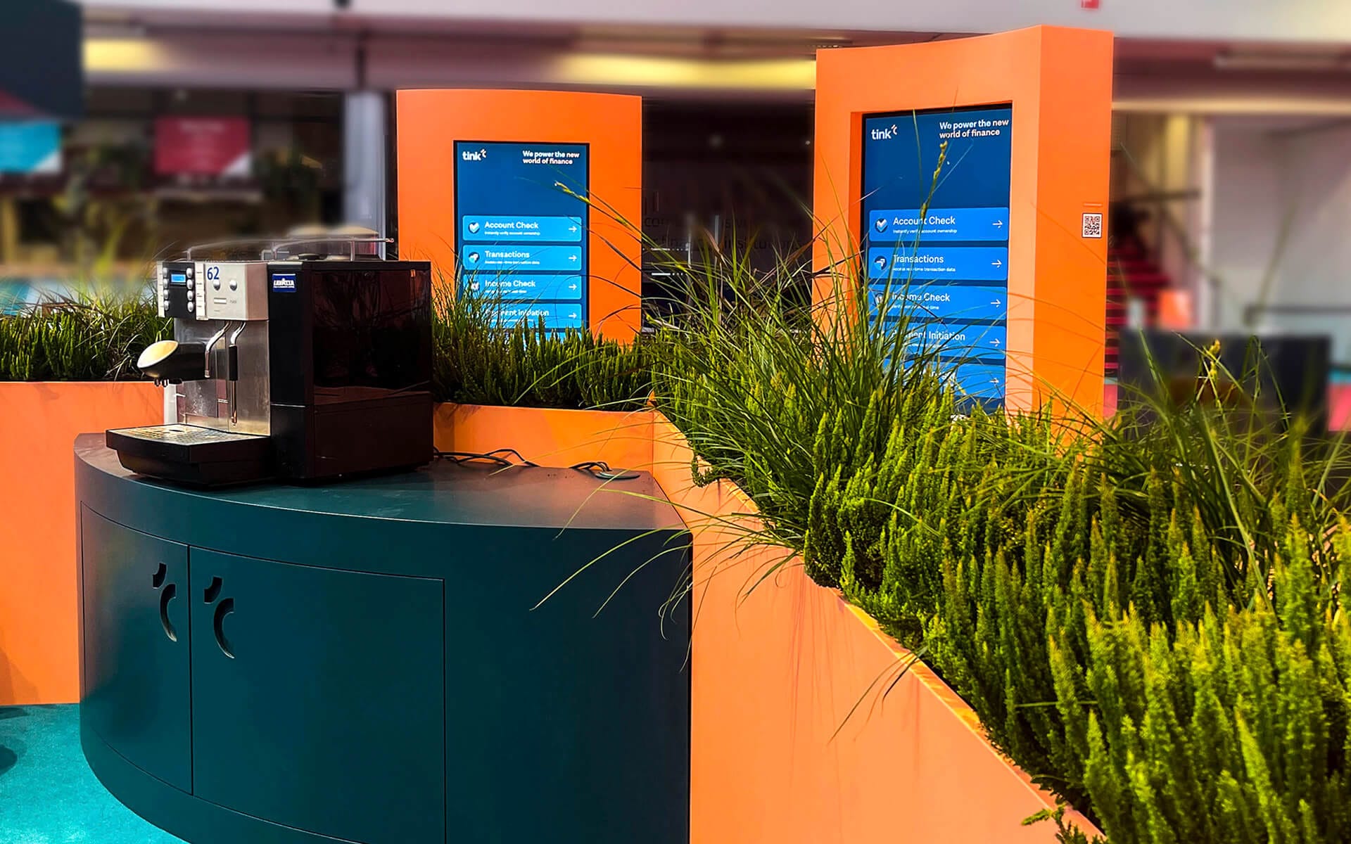 Tink mässmonter med runda specialbyggda möbler, Money 20/20 RAI Amsterdam
