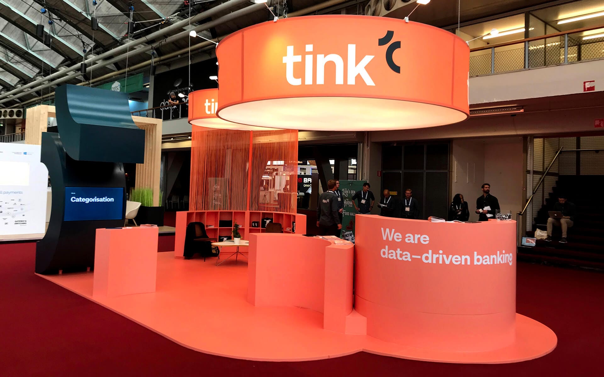 Rund ljusskylt i Tinks varumärkesfärger, Tink monterkoncept Money 20/20 RAI Amsterdam