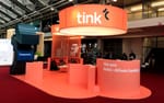 Rund ljusskylt i Tinks varumärkesfärger, Tink monterkoncept Money 20/20 RAI Amsterdam