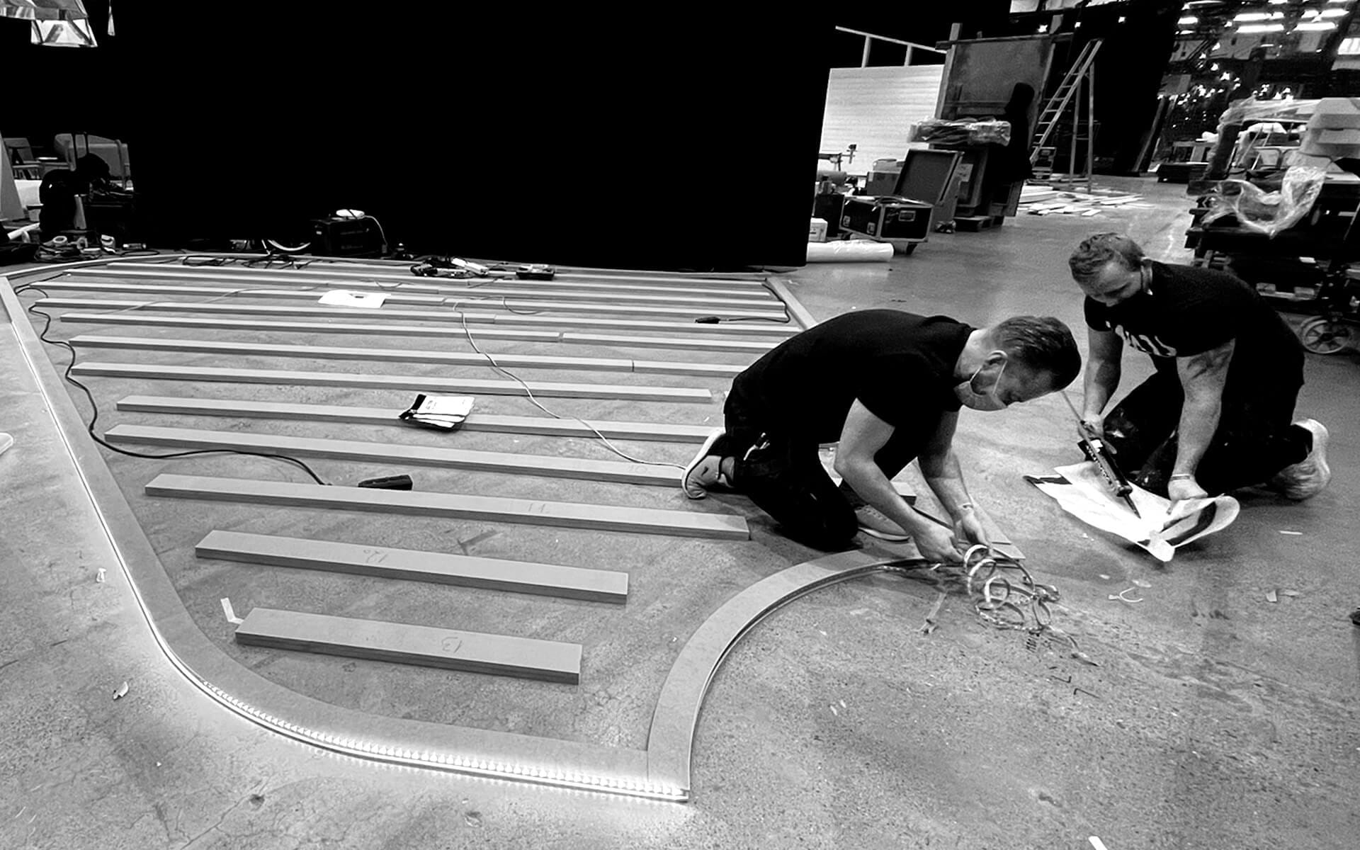 Tink-montern monteras på Slush i Helsingfors – EDGE:s snickare levererar och monterar mässmontrar internationellt.