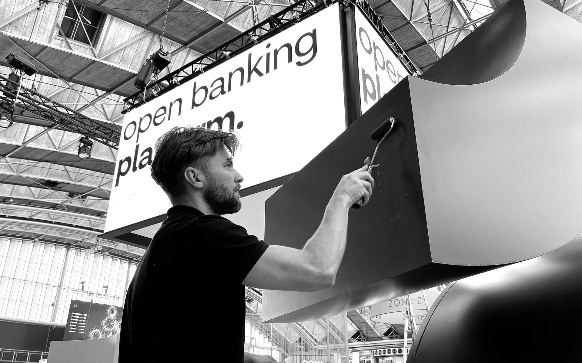 Sista lackeringen på Tink-montern på Money 20/20 i Amsterdam – finish och färg matchar varumärkets brandguide.