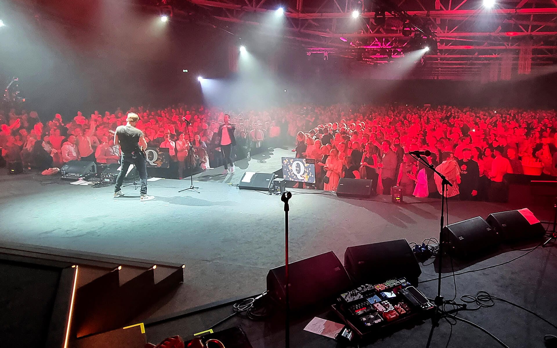 Peter and Bruno performing live on stage, wide shot, TUR-Spelen 2022 Stadium Arena Norrköping
