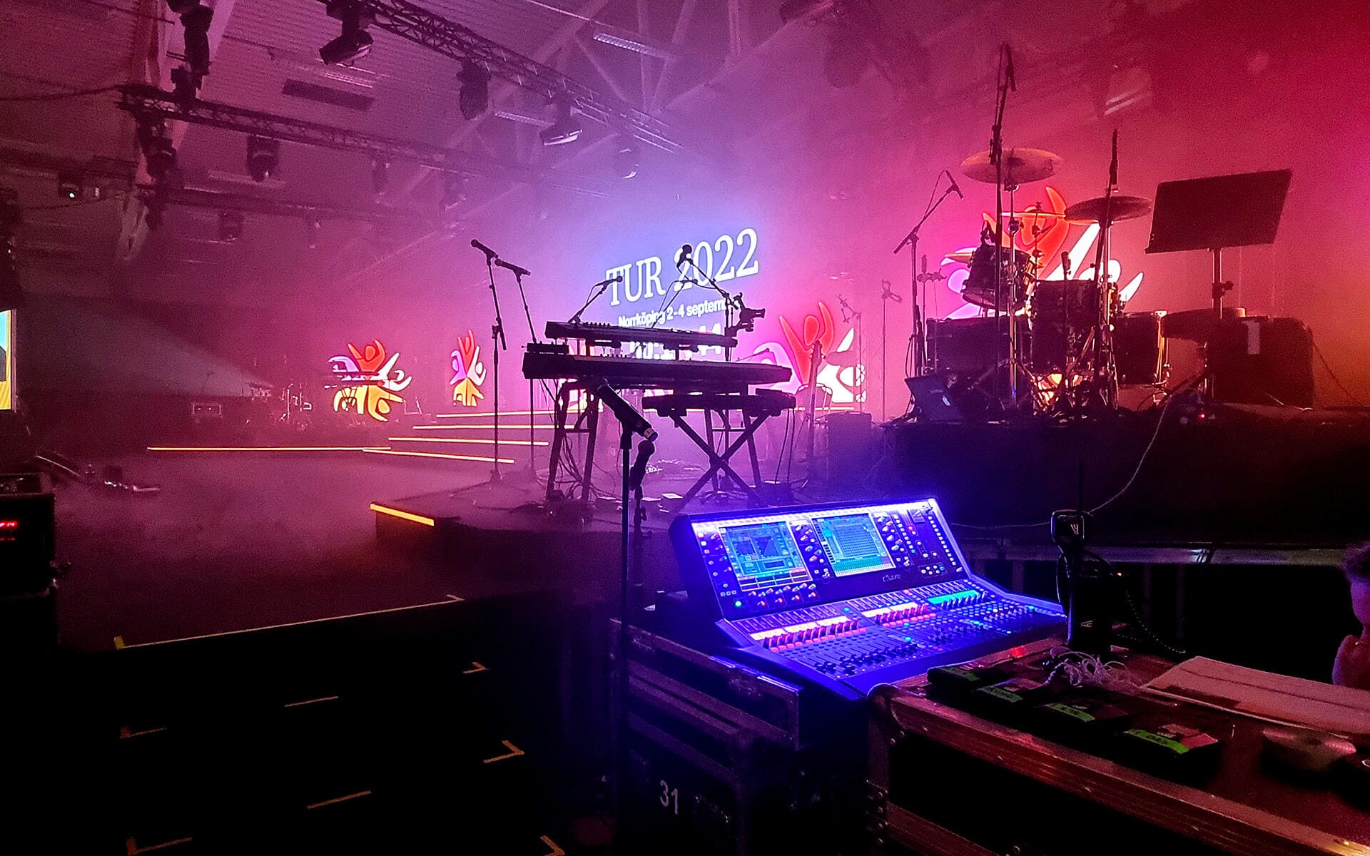 Monitormixplatsen styr vad artisterna hör i sina monitorer – en kritisk position för ett lyckat framträdande.