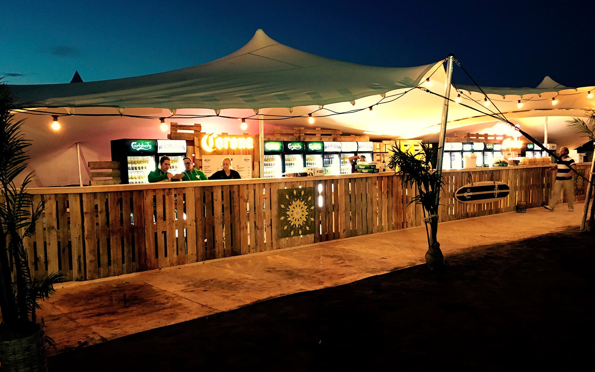 Pallet beach bar for Corona at The Weekend Festival – rustic character that matches the brand's identity.