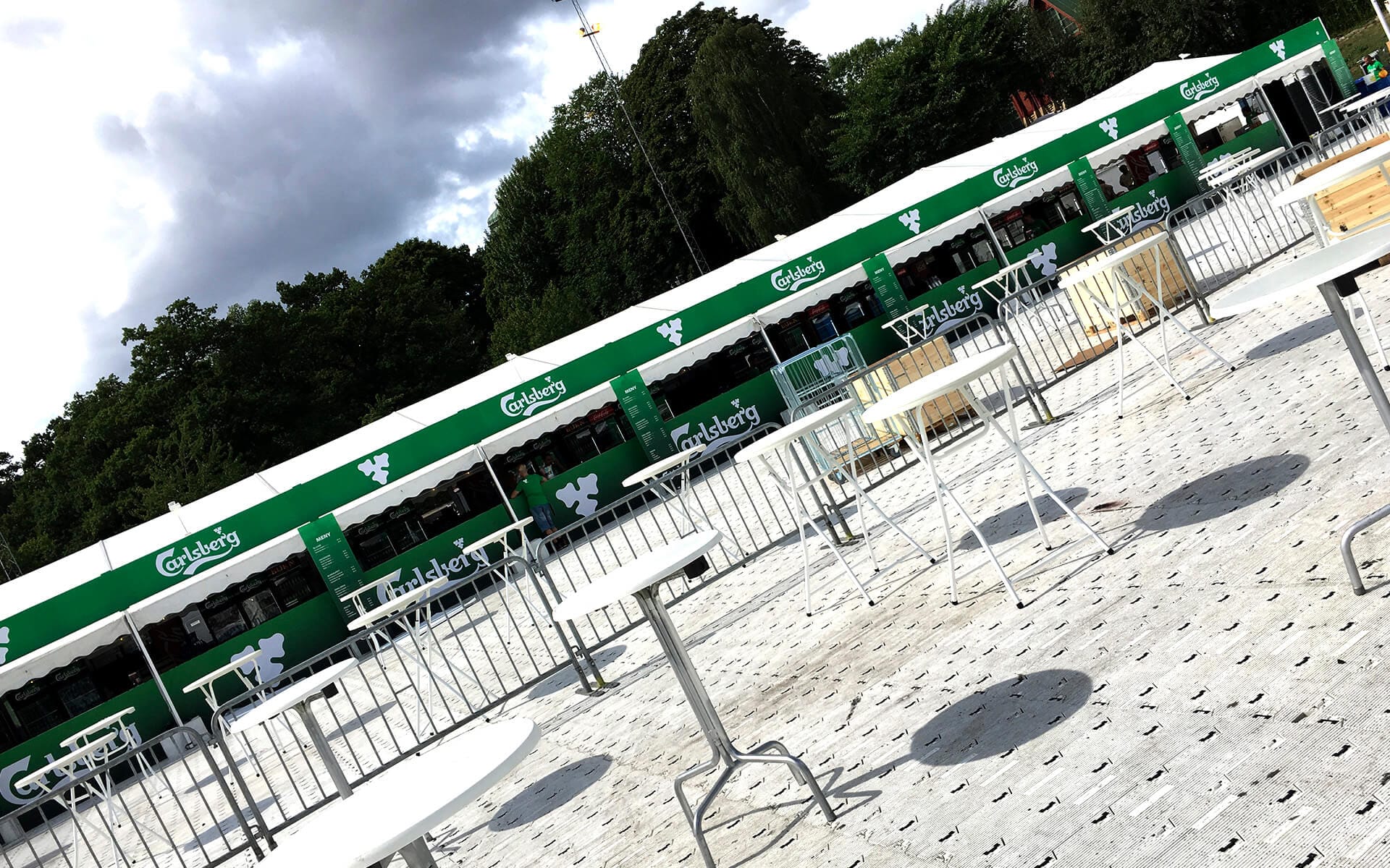 Carlsberg-branding på The Weekend Festival – menyskyltning och tältbranding anpassad för festivalens väder- och vindförhållanden.