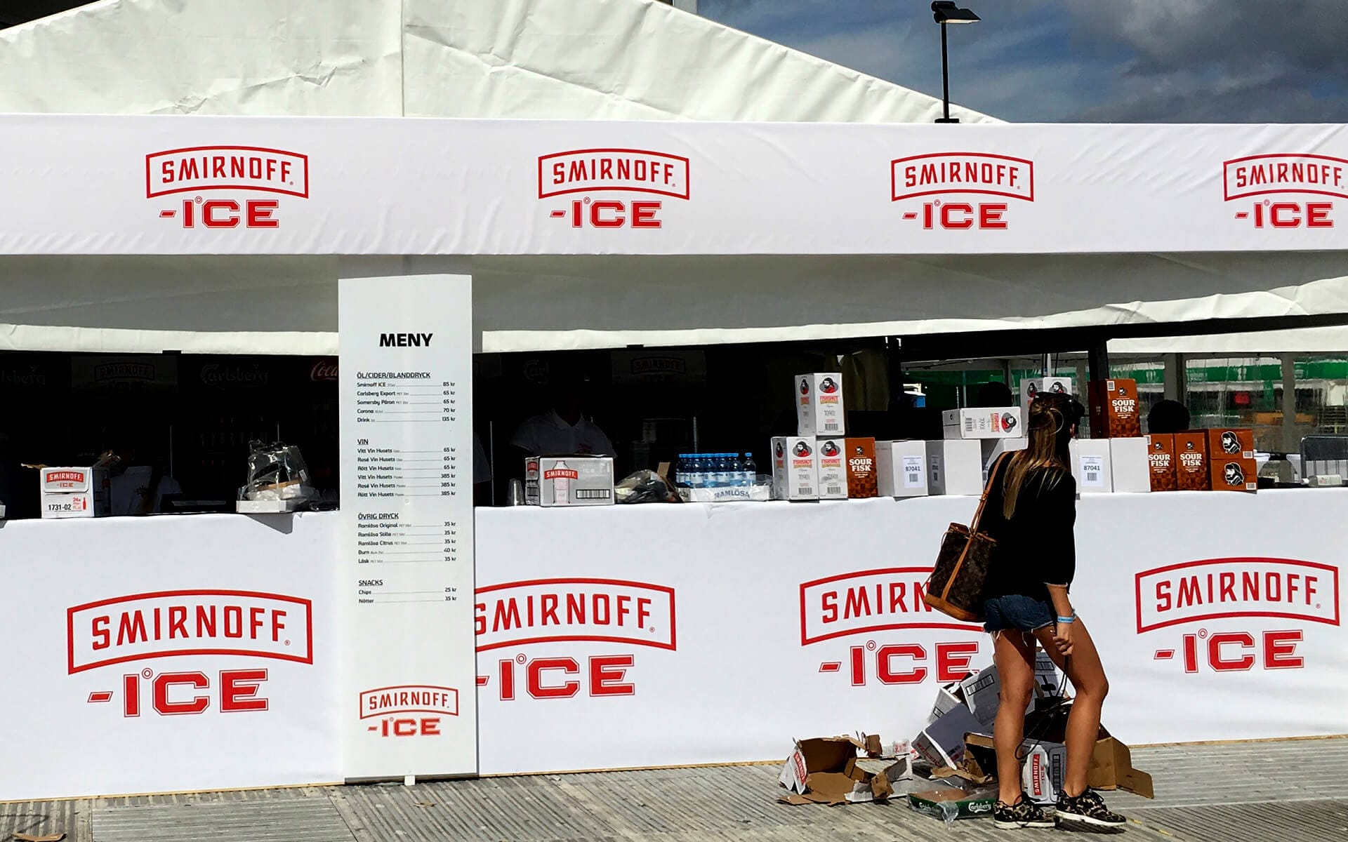 Smirnoff Ice barinramning med överliggare och brandade barfronter, Weekend Festival tält