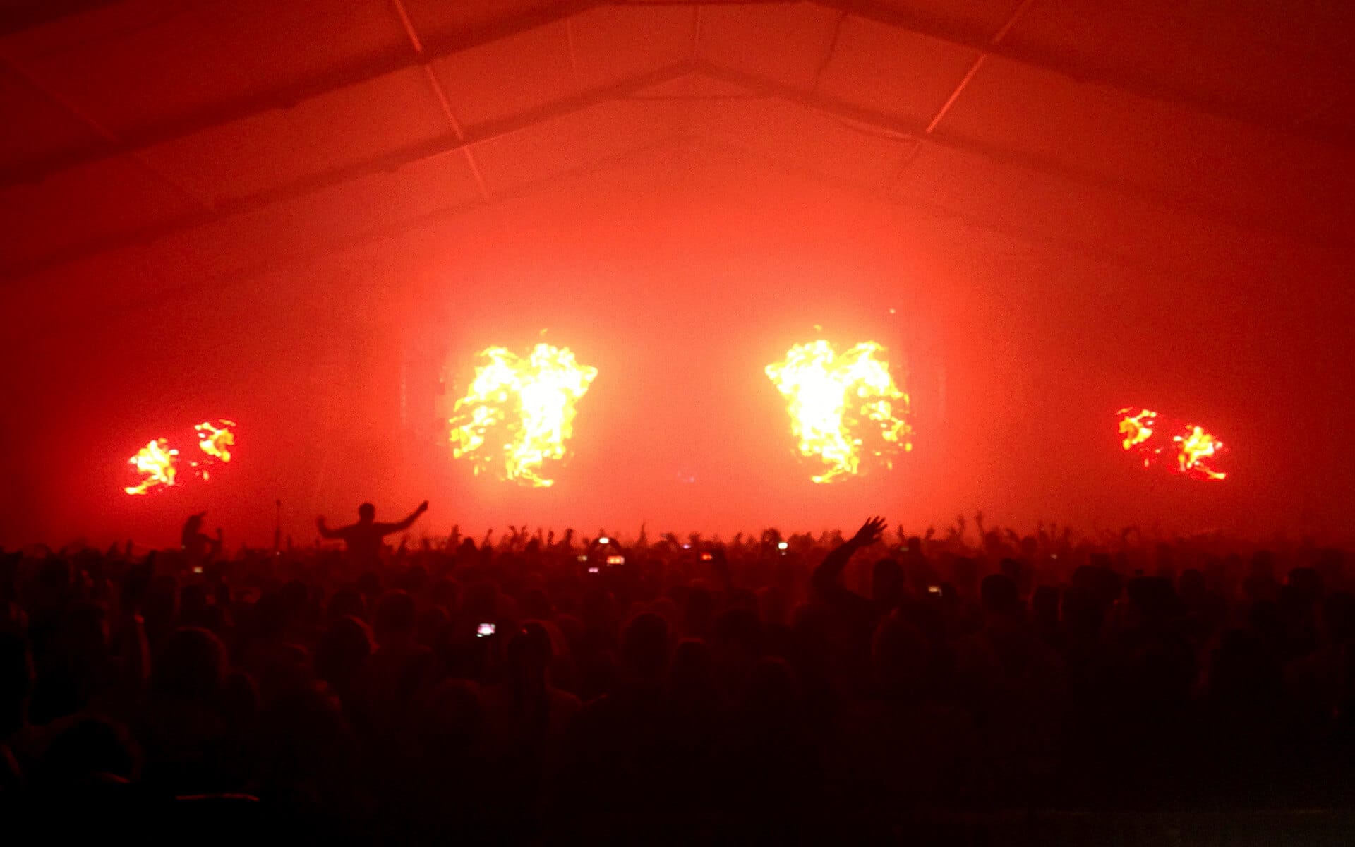 Eld och pyroteknik på scenen när Axwell spelar, Where's The Party? Sjöhistoriska Muséet