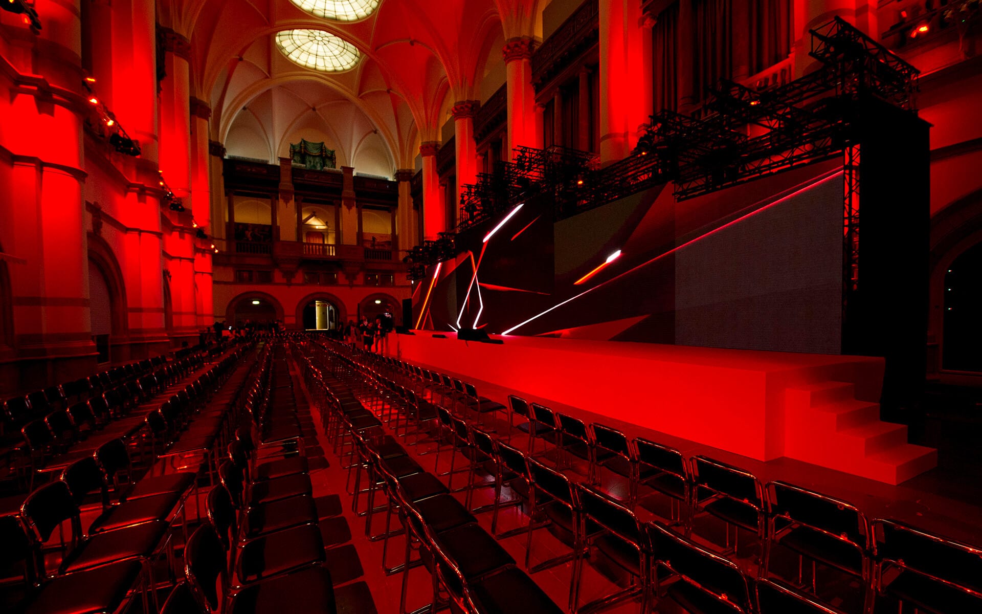 YouTubes 10-årsjubileum på Nordiska museet – en EDGE-producerad specialscen och LED-vägg anpassad för museets unika lokalmiljö.