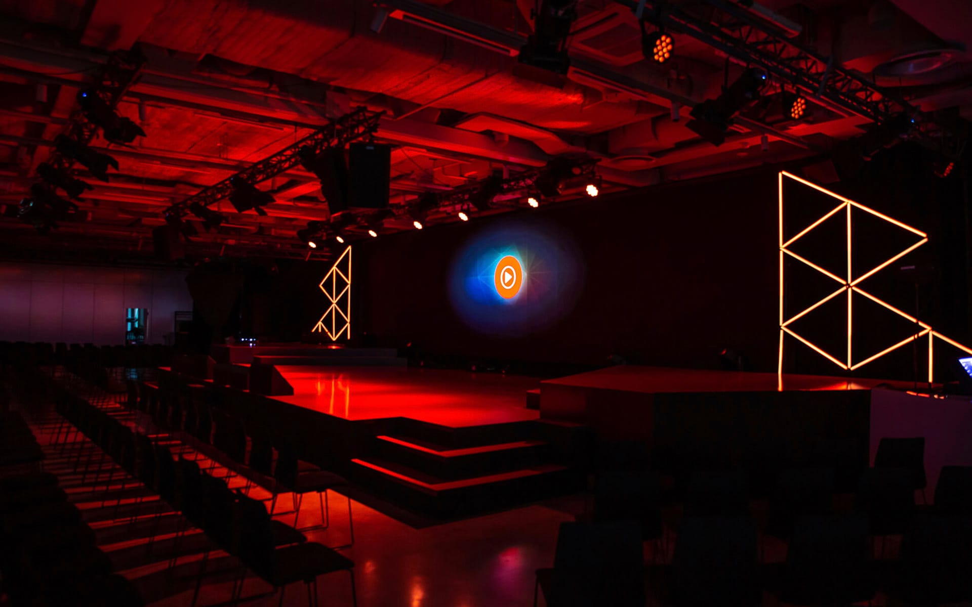 Utbyggd scen med rörliga armaturer och Martin Sceptron-installationer på sidorna om LED-skärmen, YouTube Brandcast Hotel At Six