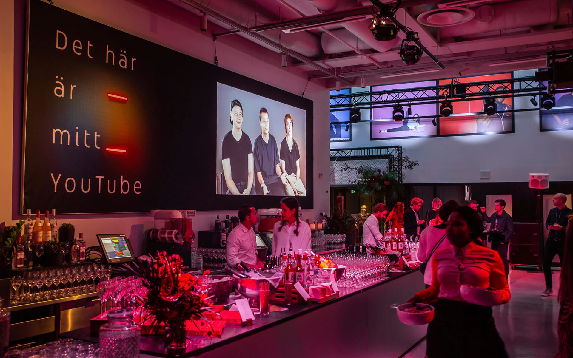 Mingeltorg med printgalleri och fönsterfolieringar, YouTube Brandcast Hotel At Six Stockholm