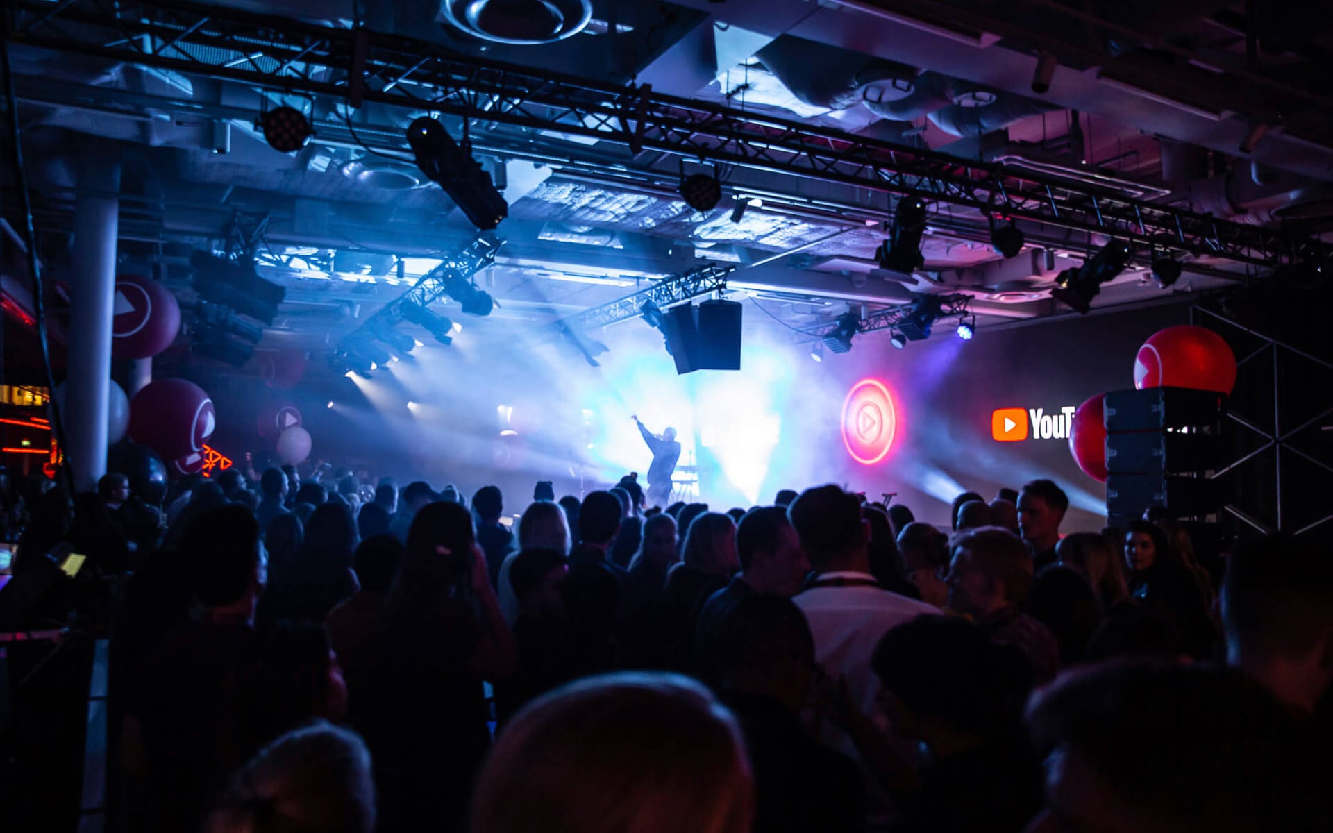 Jireel live på scen, närbild, YouTube Brandcast Hotel At Six Stockholm