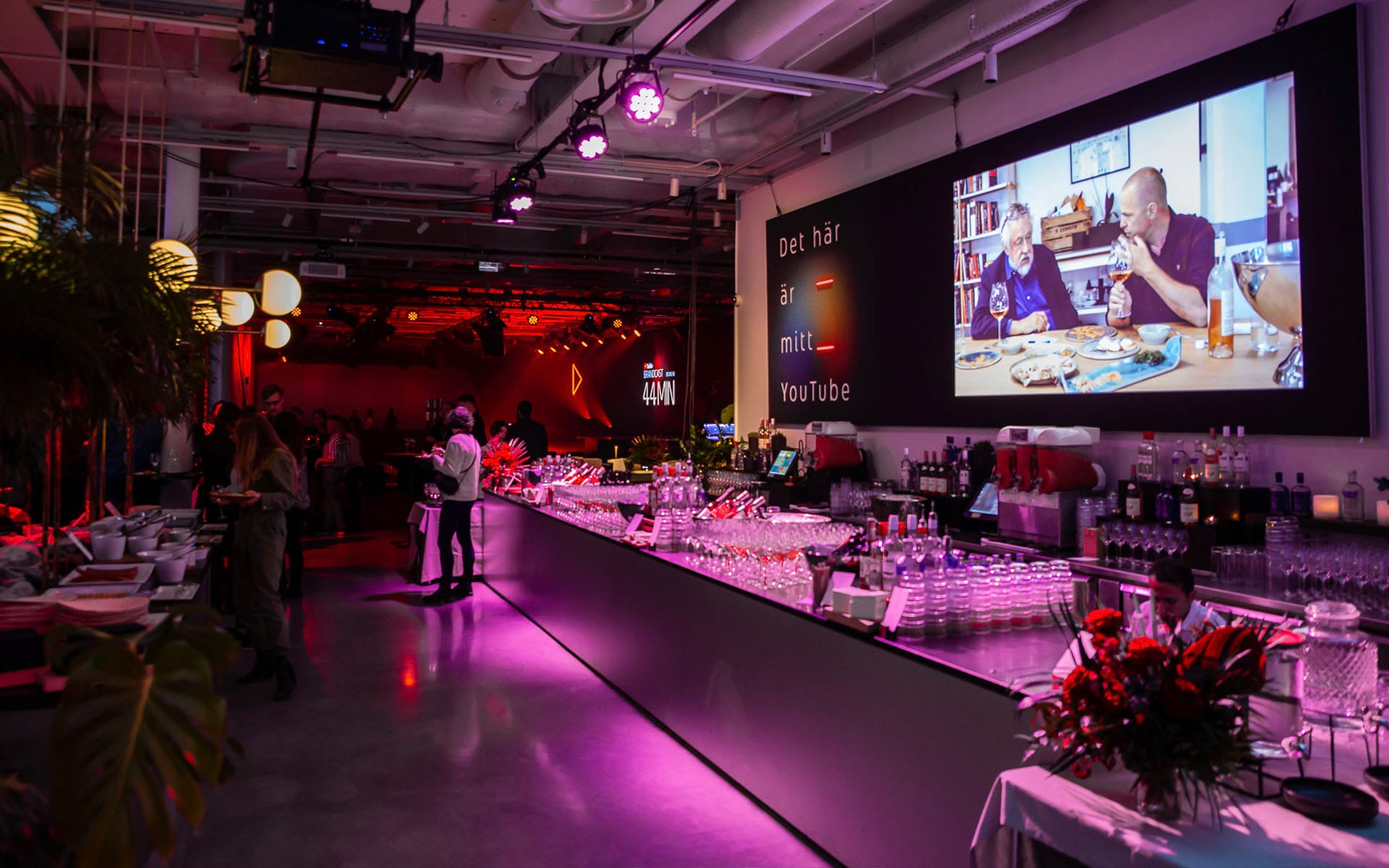 YouTube Brandcast – EDGE's lighting department created atmospheric ambient lighting in Social, with a projector mounted above the buffet to display messaging and brand content.