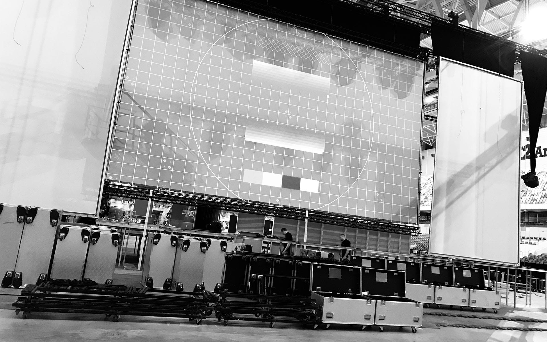 Rear-projection screens deliver a smooth, even image surface – speakers can stand directly in front without casting shadows.