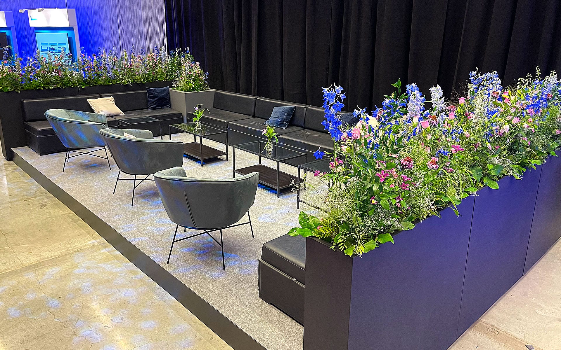 Lounge at Quality Hotel™ Strawberry Arena – bars, seating groups and standing tables create a complete party environment.