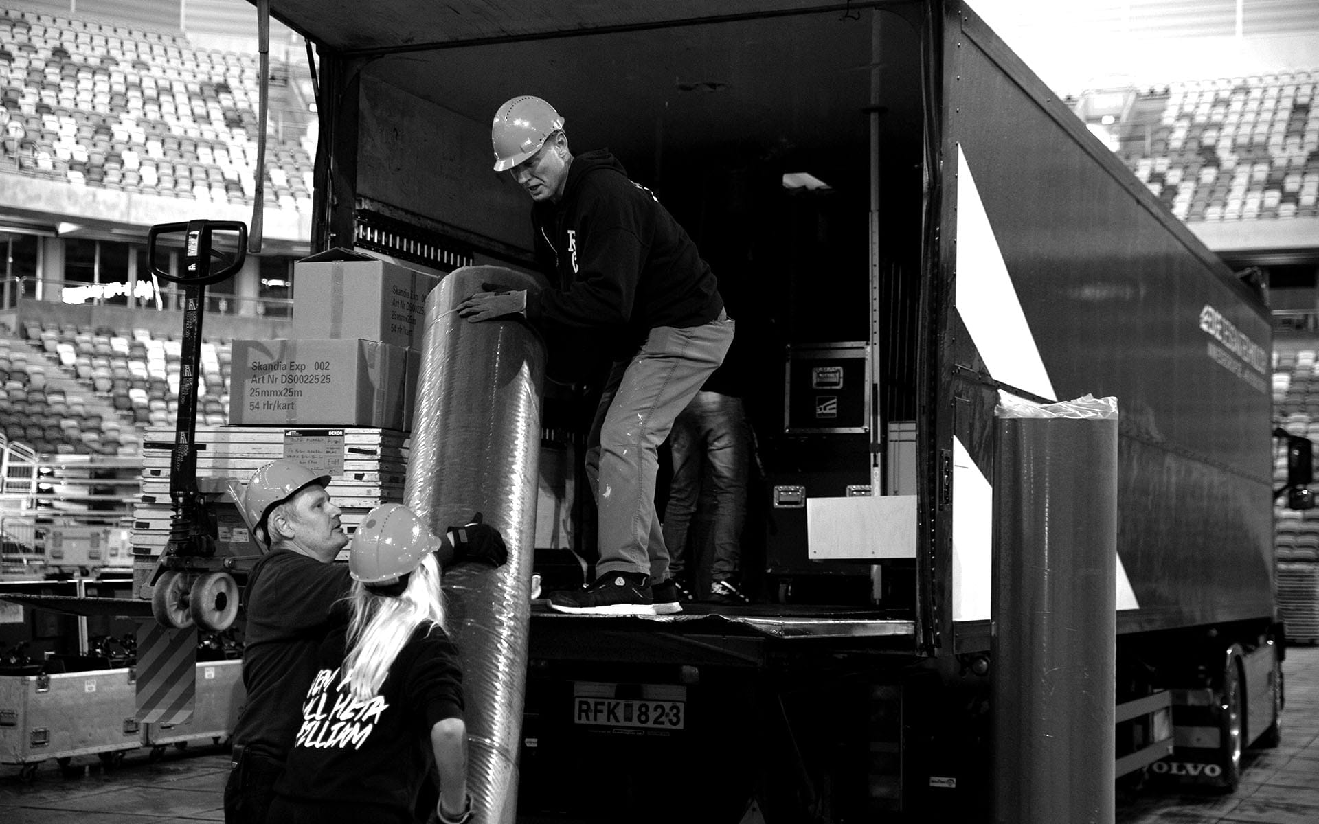 Unloading carpets and decor equipment – well-organised logistics are the foundation of an efficient build.