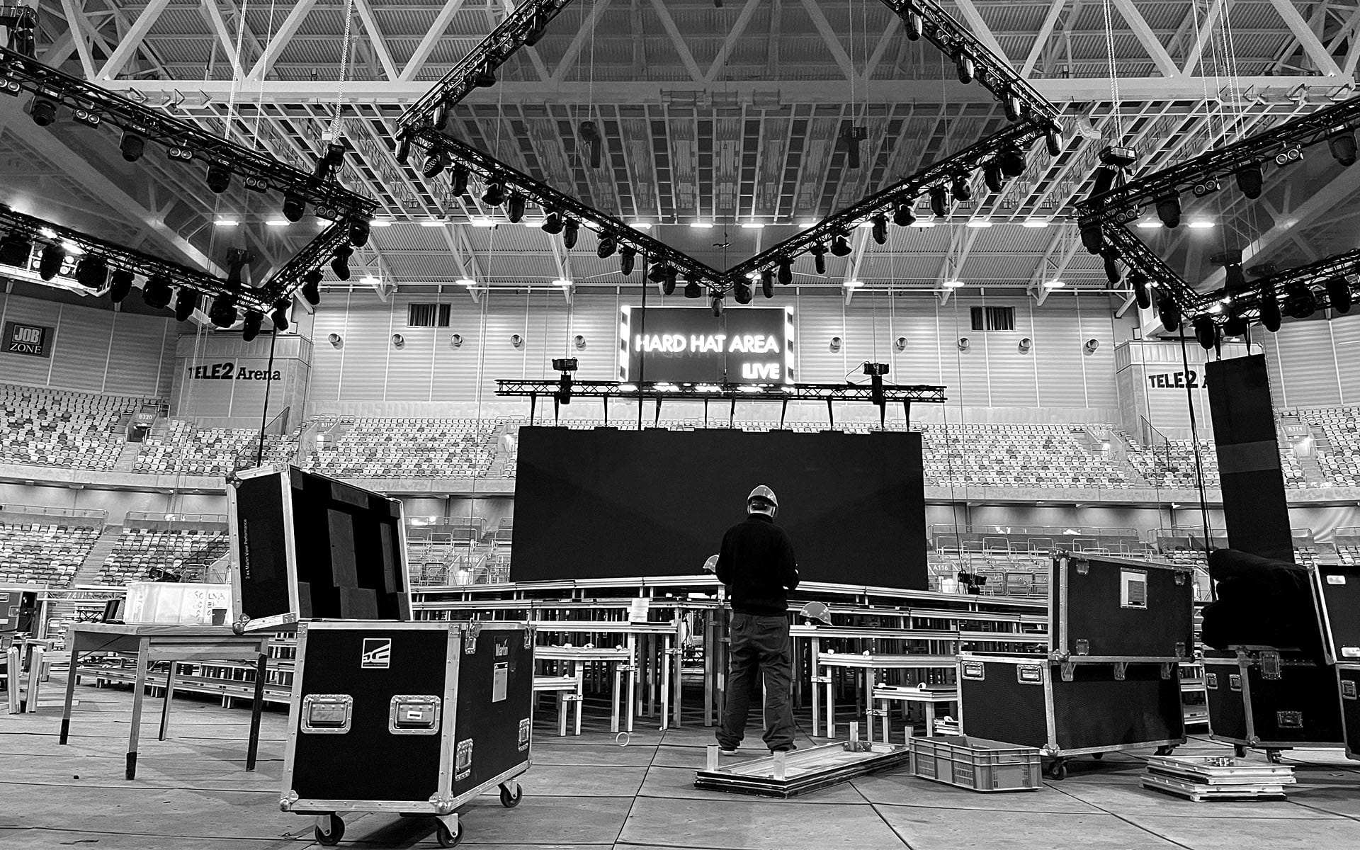 Scenrigg under uppbyggnad på 3Arena – svart tross ger en ren och professionell estetik.