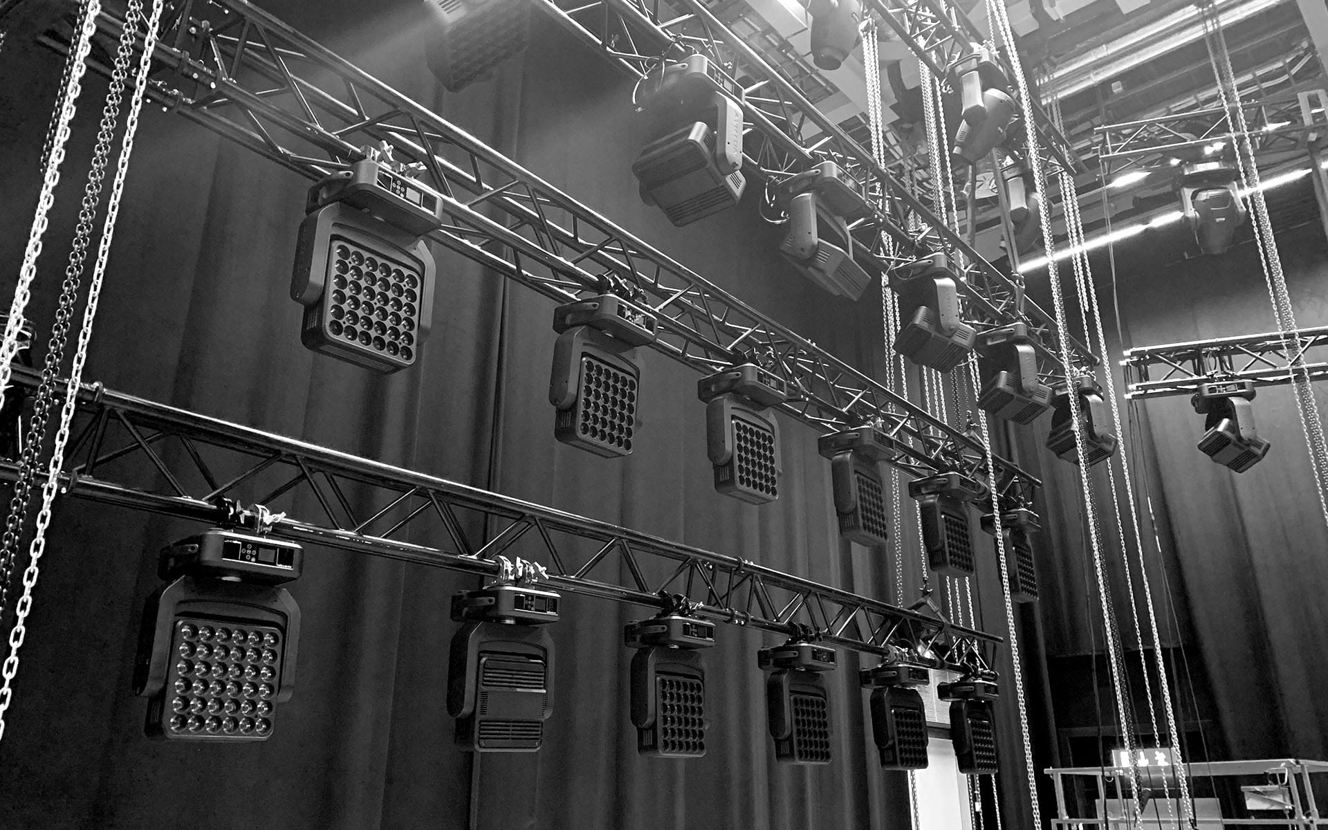 Ayrton MagicPanel 602 monterade på svart tross – pixelmappningslösning för digitala event och broadcastproduktioner.